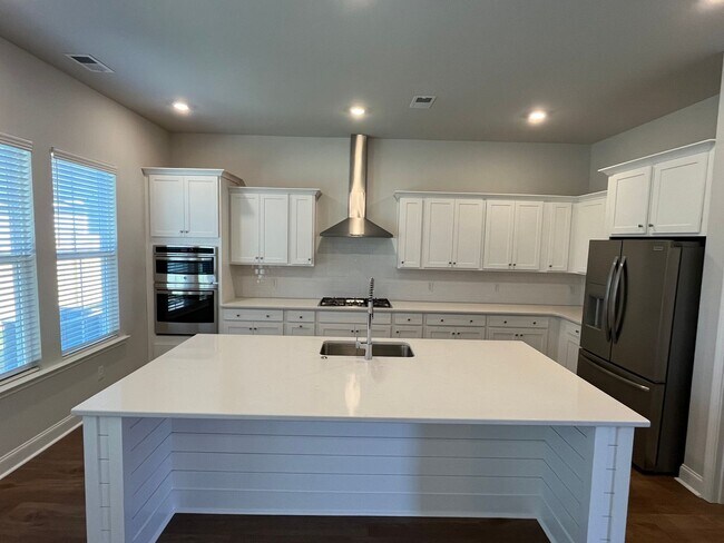 Building Photo - Stunning 4 Bedroom 4.5 Bath Home In Summer...