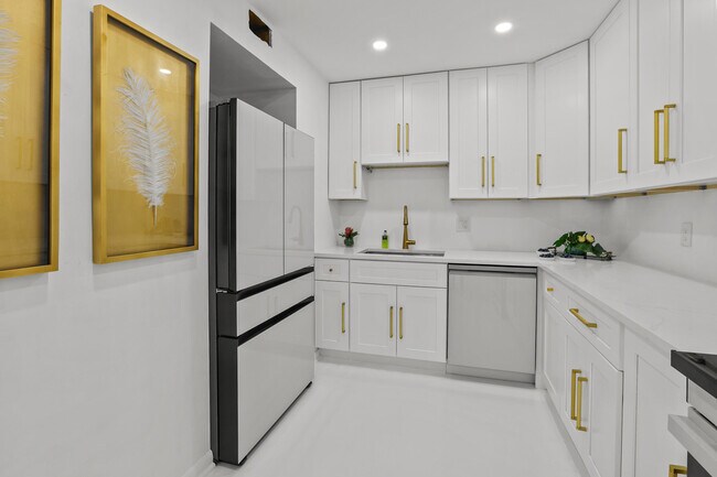 Building Photo - 170 N Ocean Blvd