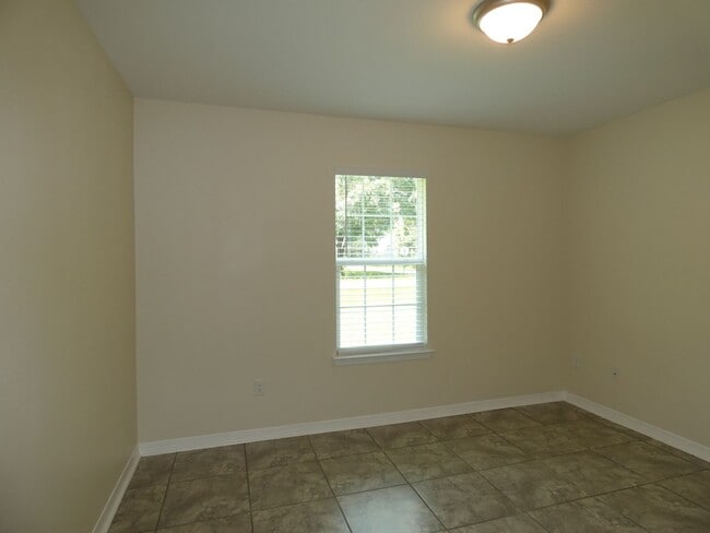 Building Photo - Charming 3-Bedroom Home - Spacious Layout