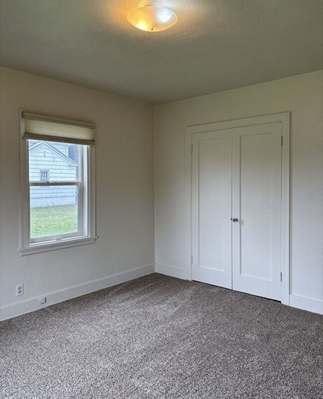 Building Photo - 4Bd/1Ba Two Story House - Available to View!