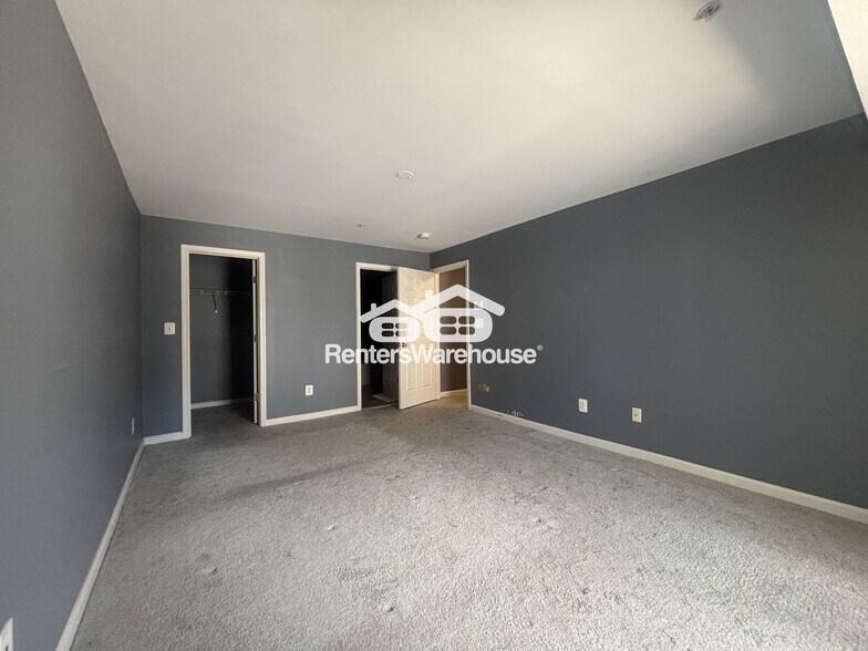 Building Photo - 923 Pine Forest Ln