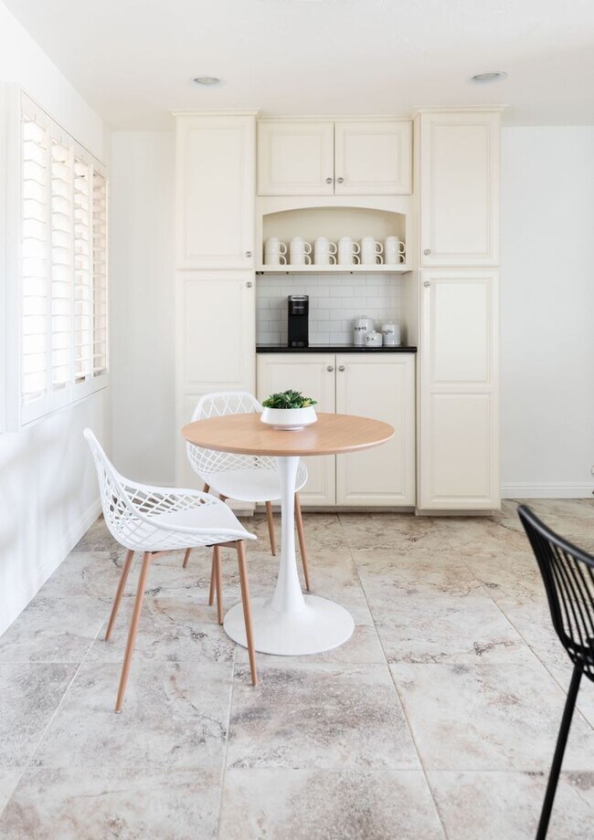 Building Photo - 2199 Sq Ft 4 bedroom 2 bath with Pool & Pool Table - Under Market Rate!