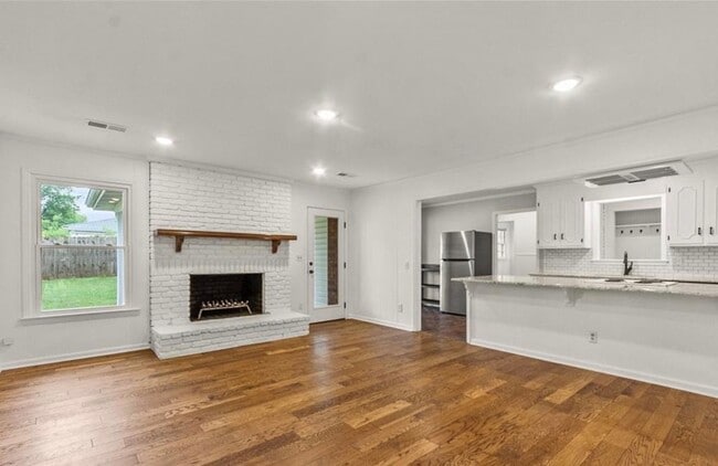 Building Photo - 3 bedroom, 2 bath