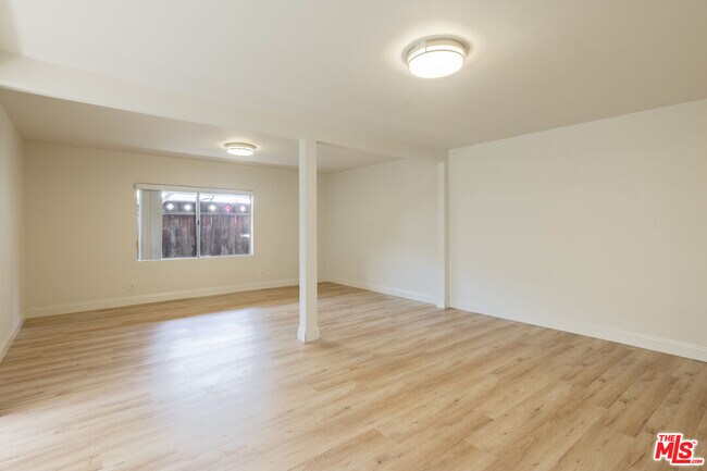 Building Photo - 445 S Mansfield Ave