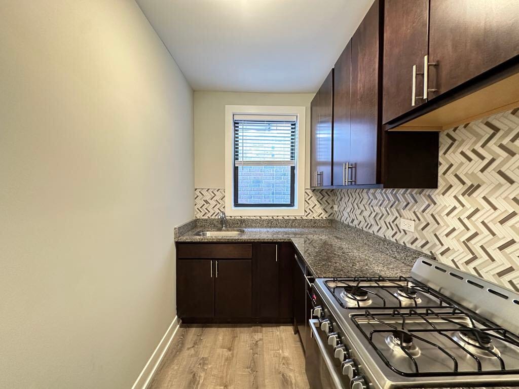 Building Photo - 546 W Belden Ave