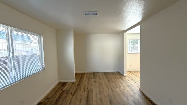 Building Photo - Pittsburg Beautiful fully updated unit, 2 bedroom, 1 bath, luxury vinyl flooring, quartz counters...