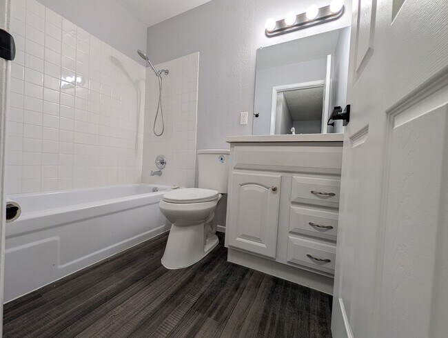 Building Photo - Central Las Vegas Condo Close to UNLV
