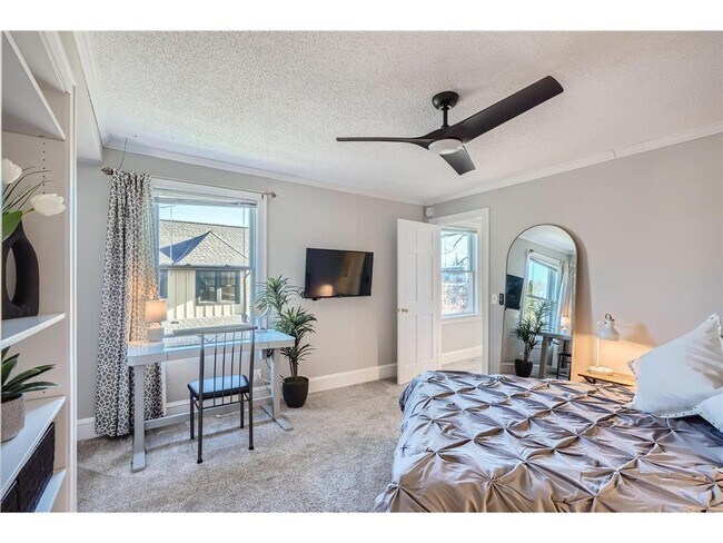 Building Photo - 1045 Lake St E