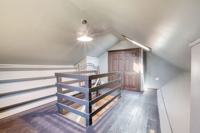 Building Photo - Lovely 2 Bedroom Single Family Home in Historic Monroe District