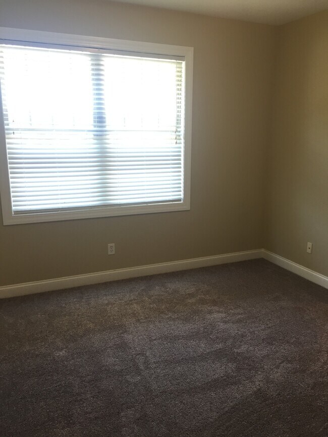 Building Photo - Greenville - 2BD/2.5BA, 1300SF