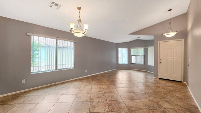 Building Photo - Close to I-10 and shopping in Goodyear!