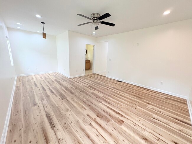 Building Photo - 212 Barbourville Dr