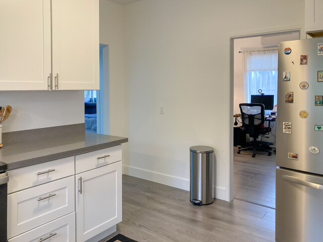 Building Photo - 5Bd/2Ba Seattle Home