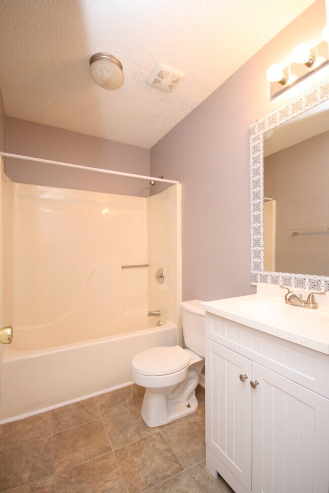 Building Photo - 105 Oakline Dr