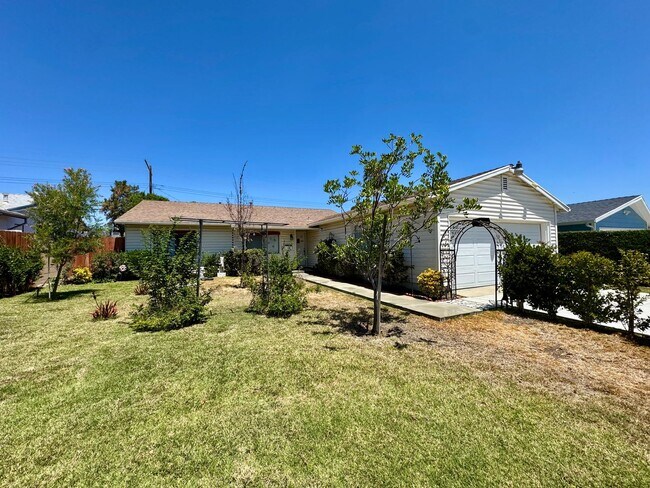 Building Photo - Excellent Location! 4Bed 2Bath Wood Floori...