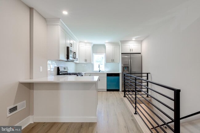 Building Photo - 369 E Hector St