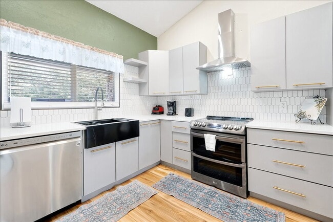 Building Photo - "ALL UTILITIES INCLUDED & Fully Furnished! Stunning 4-Bed, 3-Bath Townhome in Haines City"