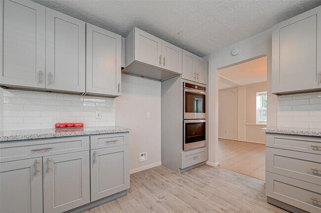 Building Photo - 318 Pine Manor Dr