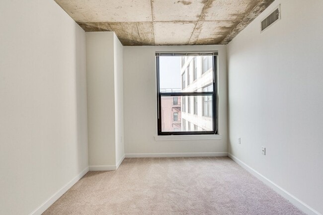 Building Photo - Modern 3 Bed 2 bath condo WITH 2 PARKING S...