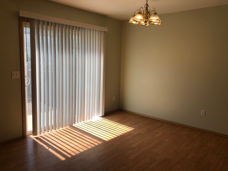 Building Photo - 247 NW Clay Ct