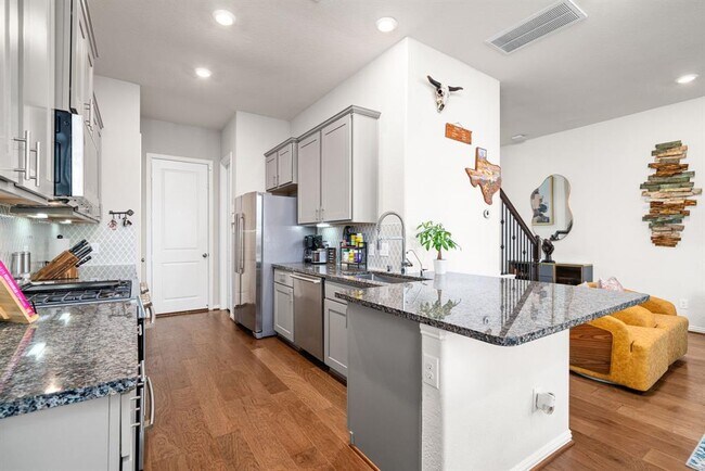 Building Photo - 5003 Lehman Oaks Dr
