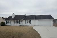 Building Photo - Stunning 3 Bedroom Home in Hubert-708 Covington Ct.