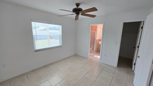 Building Photo - Charming 2BR/2BA + 1 car garage with Large Backyard in Sarasota