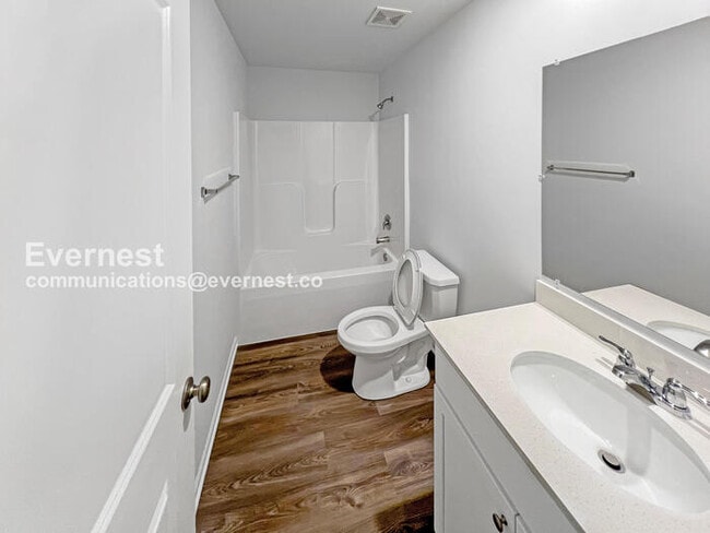 Building Photo - 4 Bed, 2 Bath Home with Garage / Pet-Friendly / Coming Soon!