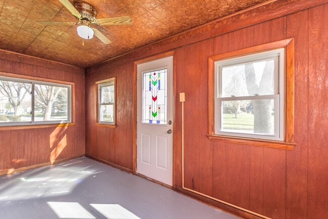 Building Photo - 3 bedroom 1 bath 2 Stall Garage