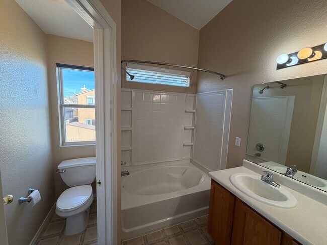 Building Photo - 4 Bedroom Home Available Near Unser Blvd NW & McMahon Blvd!