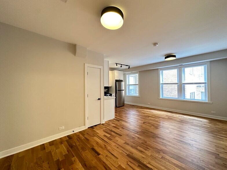 Building Photo - 659 W Wrightwood Ave