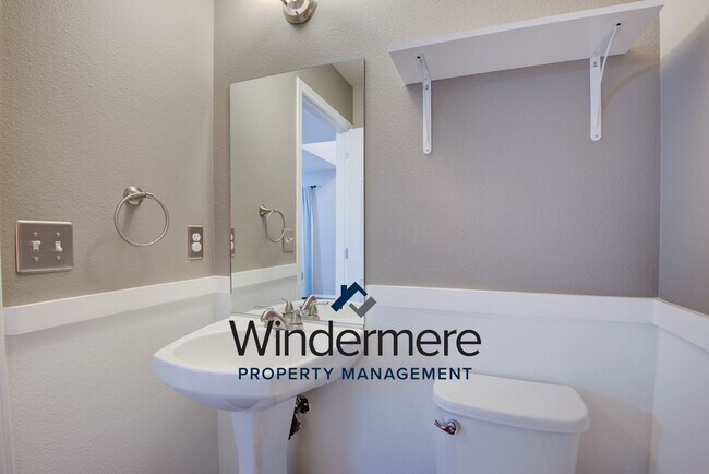 Building Photo - 1134 NW Redwing Dr