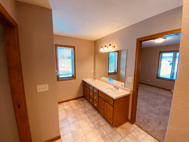 Master with doublesink - N1125 Craftsmen Ct