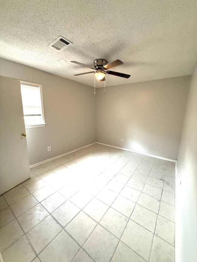 Building Photo - ** 3 Bedroom 2 Bath located in Highland Gardens ** Call 334-366-9198 to schedule a self tour