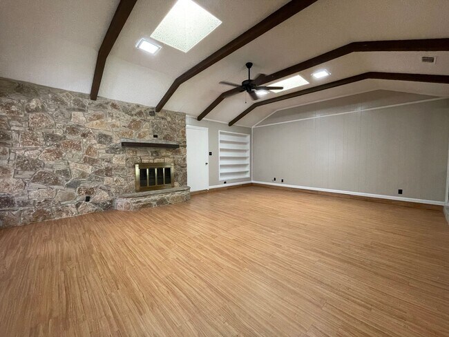 Building Photo - COMING SOON 3 BEDROOM 2.5 BATH SPACIOUS HO...