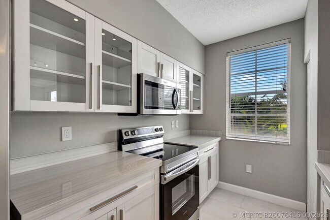 Building Photo - 616 Clearwater Park Rd