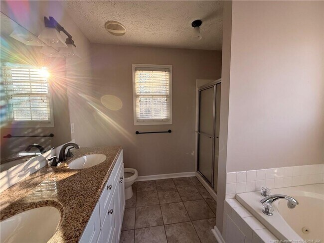 Building Photo - 2402 Larwood Dr