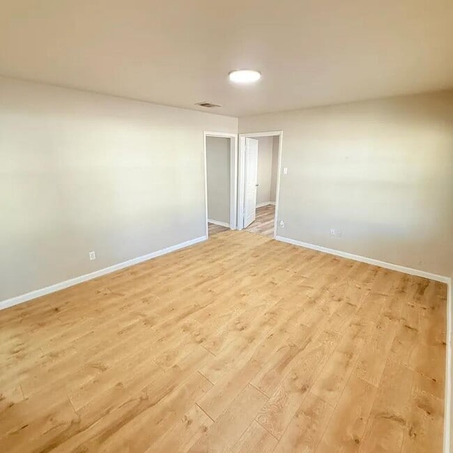 Building Photo - 4004 SE 25th St