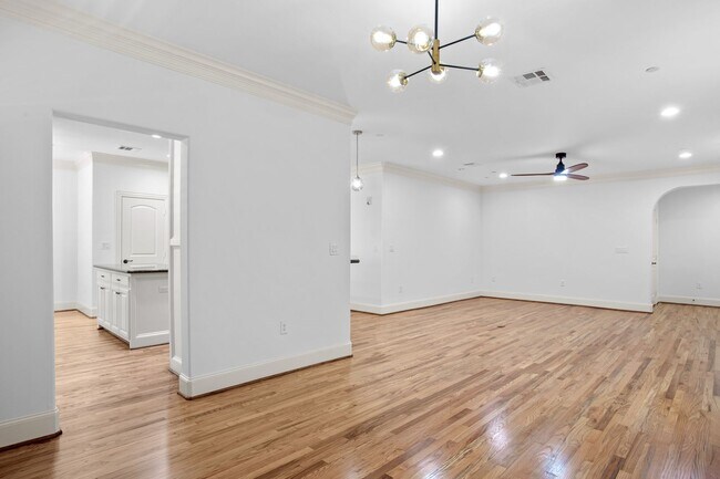 Building Photo - Luxury Highland Park Condo