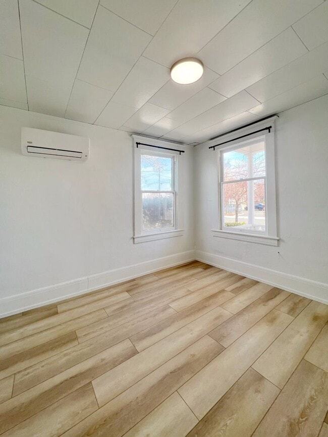 Building Photo - RENOVATED 3 BD Bungalow in MidTown!