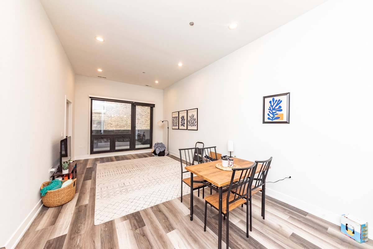 Building Photo - 2322 N Clark St