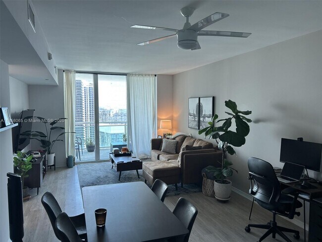 Building Photo - 950 Brickell Bay Dr