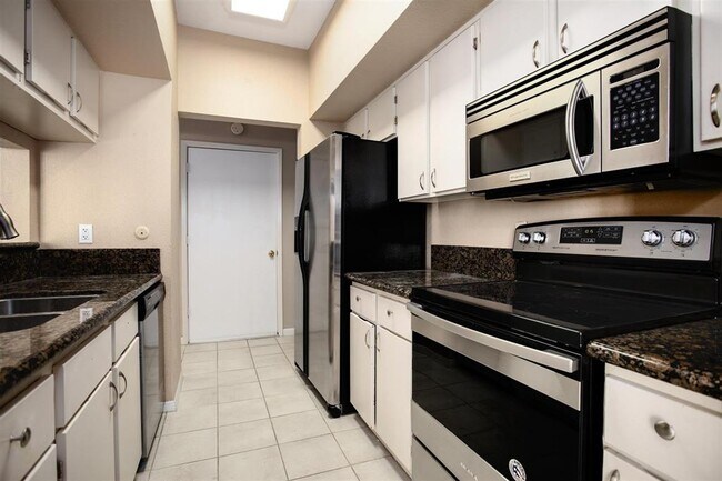 Building Photo - 1300 Augusta Dr