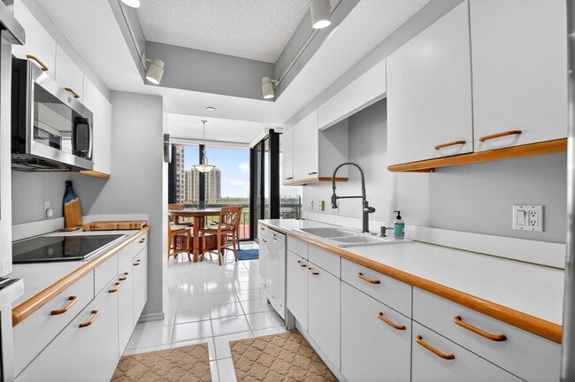 Building Photo - 4100 N Ocean Dr