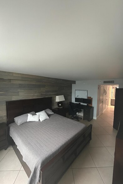 Building Photo - 6039 Collins Ave