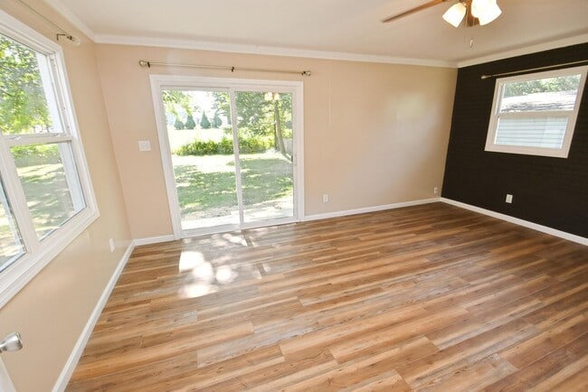 Building Photo - 4 bedroom 2 bath home close to UP Mall