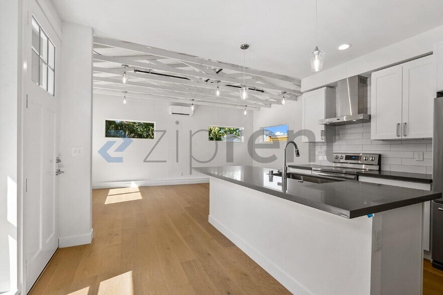 Building Photo - Unit C