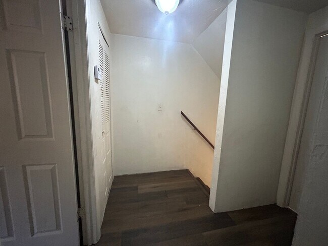 Building Photo - Cozy 2/1.5 with parking