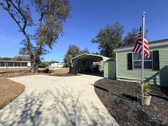 Building Photo - Super Cute 2/2 on almost half acre!