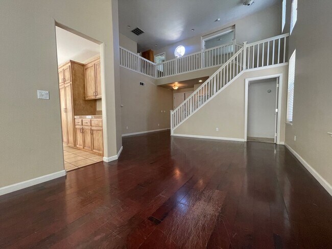 Building Photo - Beautiful 6 Bed, 3 Bath on court in Brentwood